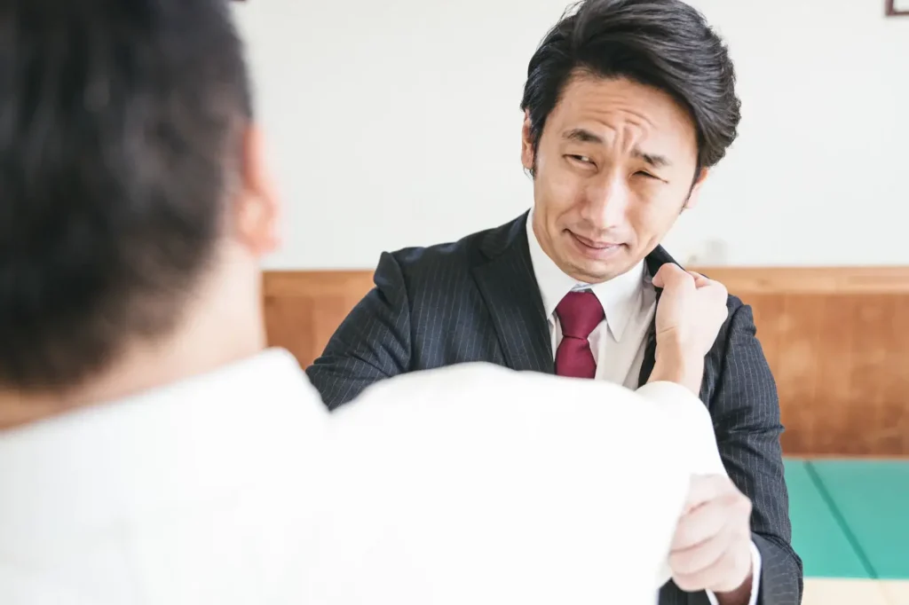 闇金に絡まれる男性の表情