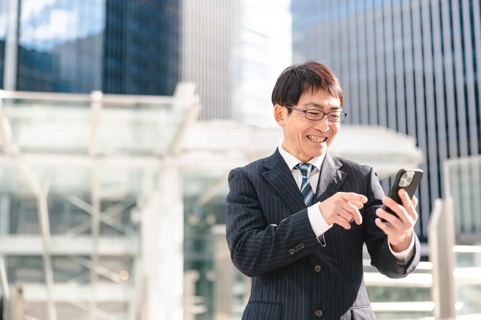 借金減額できて喜ぶ男性