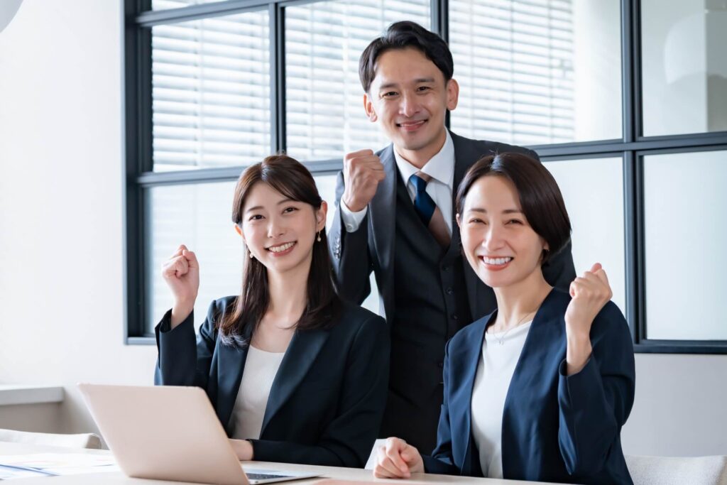 エヌエスパートナーズのファクタリングで資金調達できて喜ぶ会社員