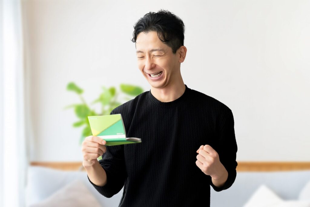 オススメの審査が柔軟な消費者金融で借りれて喜ぶ男性