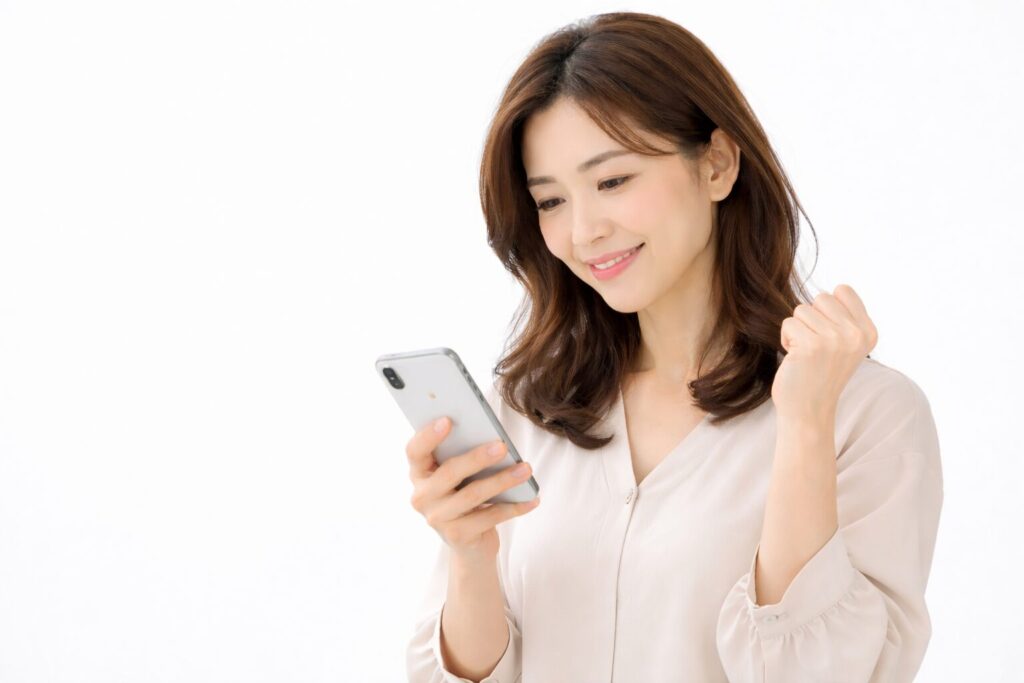 エレガンスで審査落ちしたが、他の代替案を見てガッツポーズをしている女性