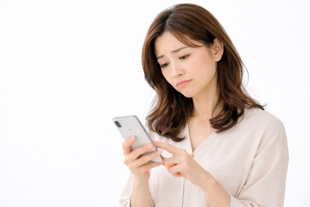 レディースキャッシング「エレガンス」の悪い口コミを見て残念そうな表情の女性