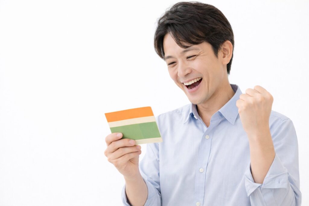 エレガンスで審査落ちして、他の消費者金融で借りれて喜ぶ男性